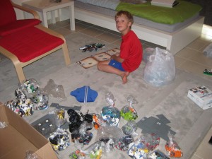 Emil bygger med lego