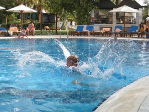 Emil hoppar i poolen 2
